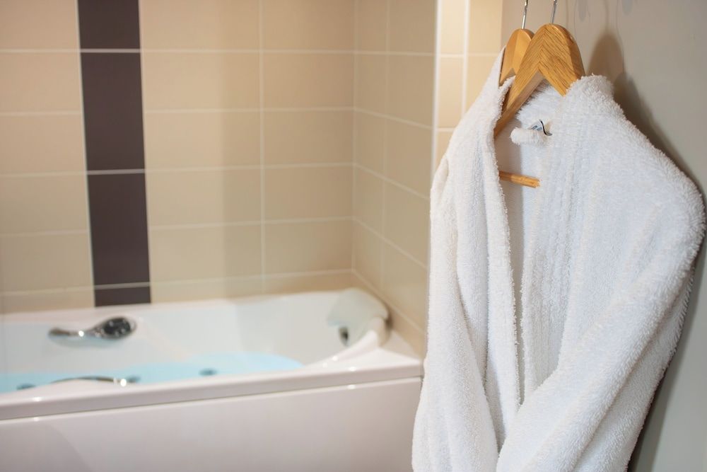 Brit Hotel Dieppe Double room Balnéo 9