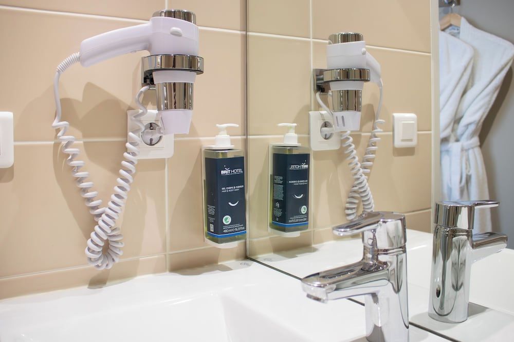 Brit Hotel Dieppe Double room Balnéo 11