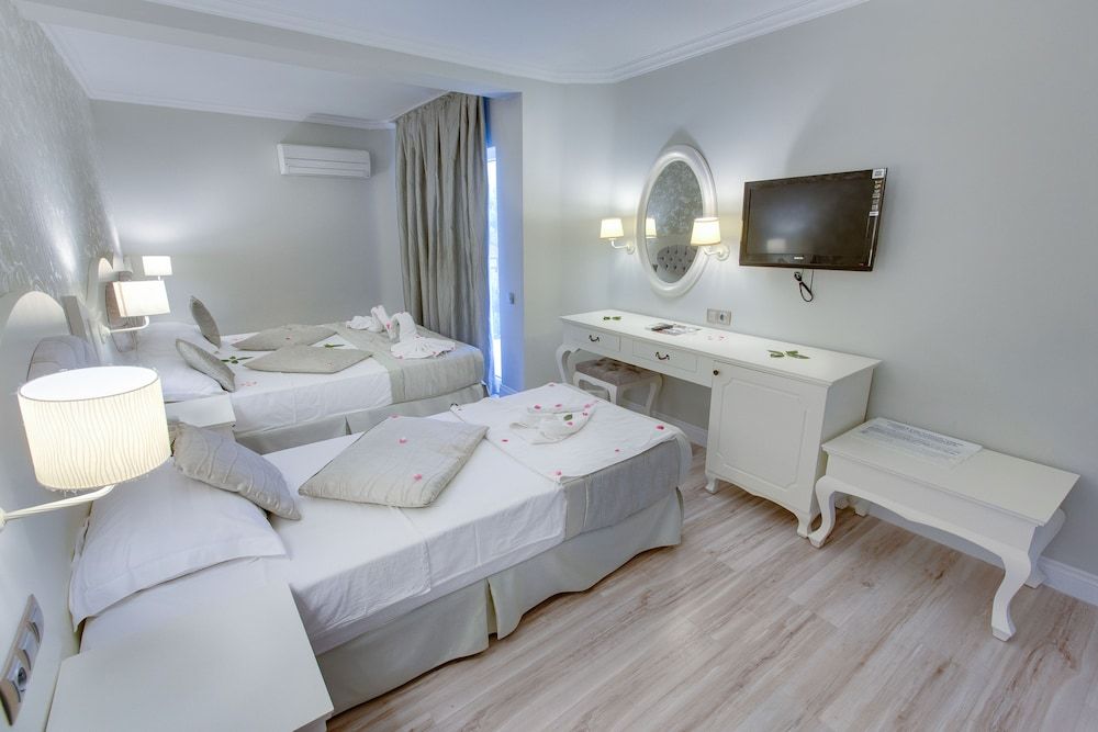 undefined The PINEHILL Hotel & Suites 3