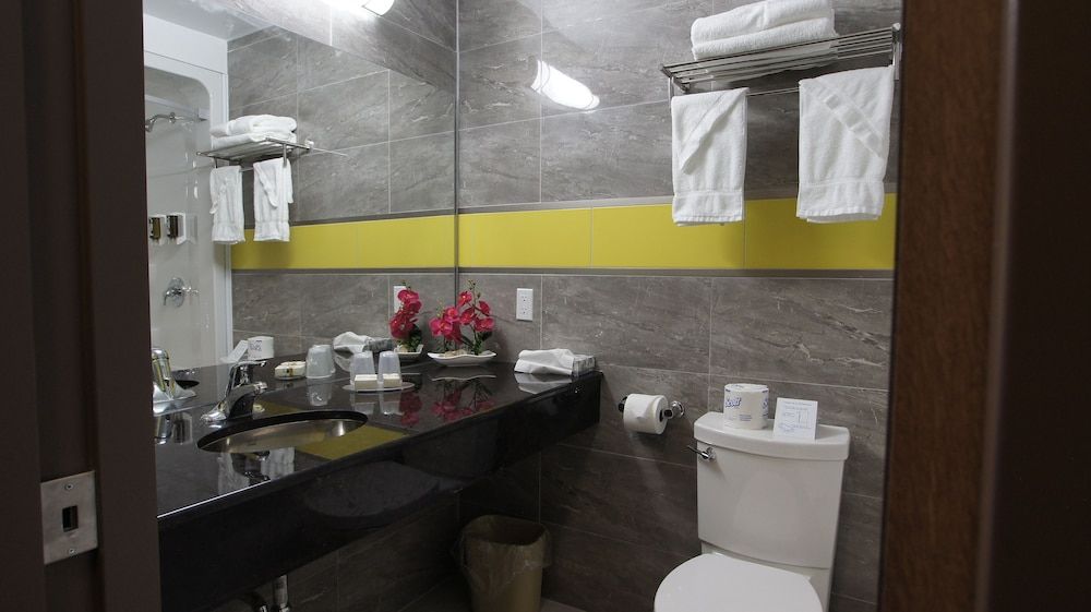 Dreamz Inn King Bed Suite 3