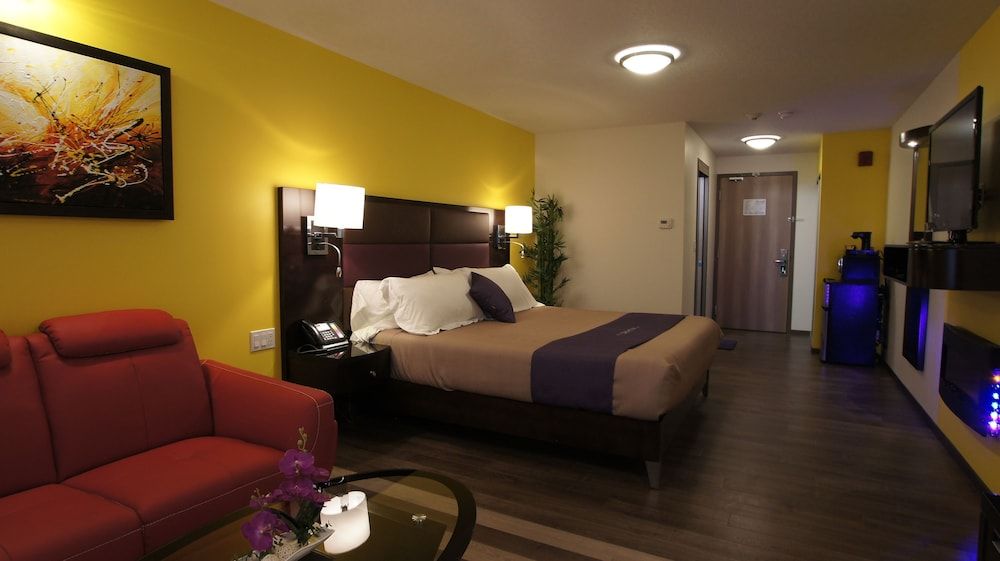 Dreamz Inn King Bed Suite 2