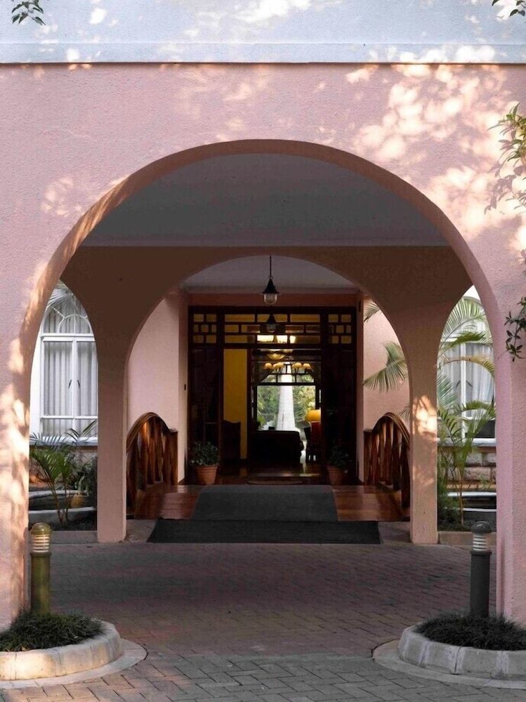 undefined House of Waine 6