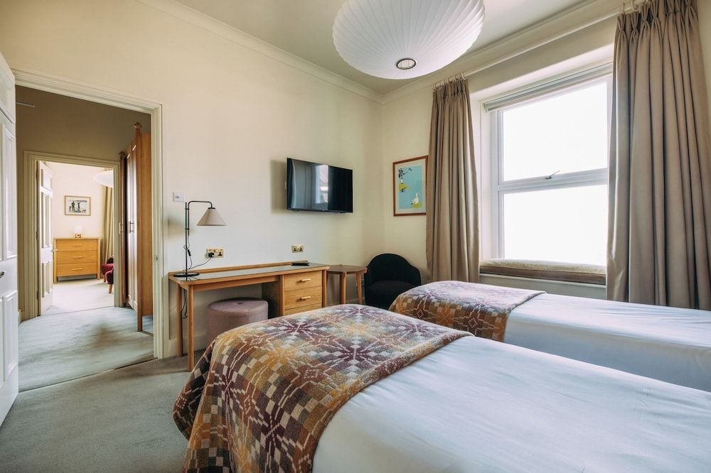 Polurrian on the Lizard Family Room, Sea View