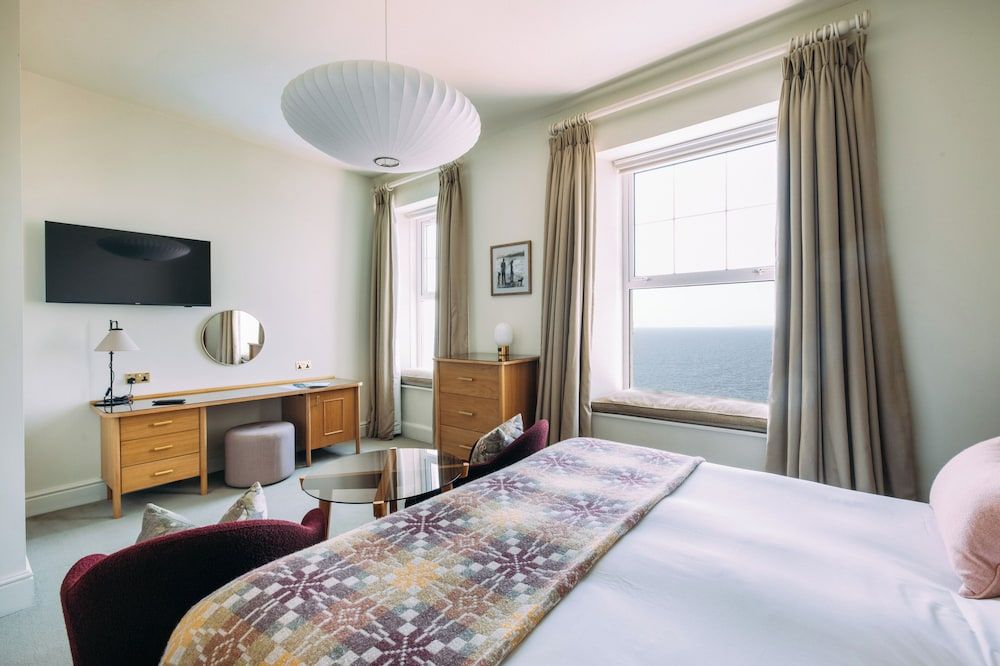 Polurrian on the Lizard Family Room, Sea View 3