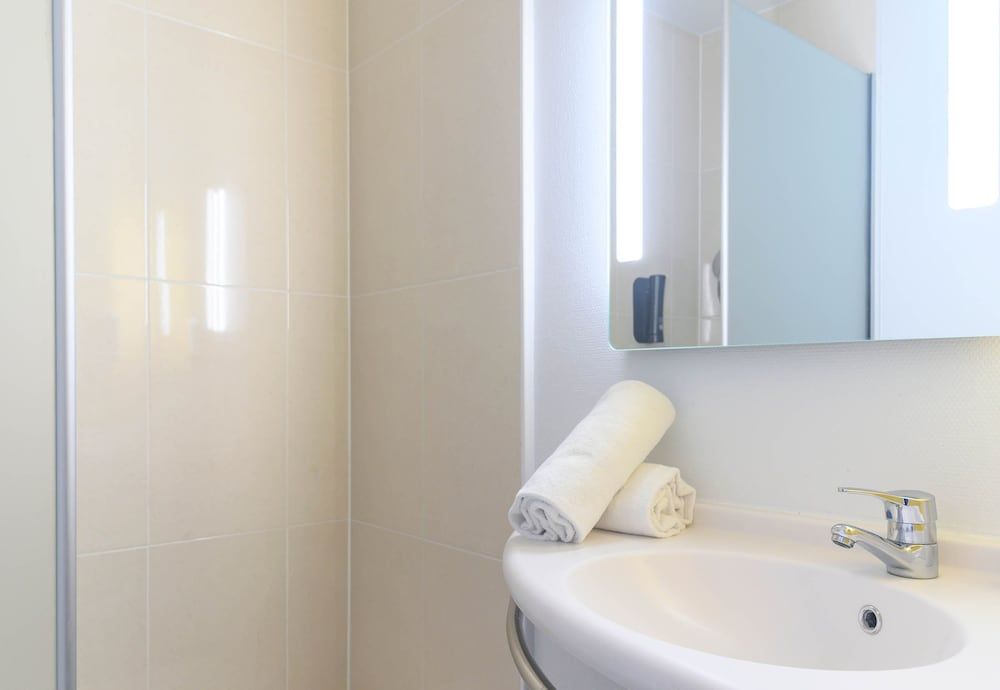 B&B HOTEL Nîmes Centre Twin Non-Smoking Room 3