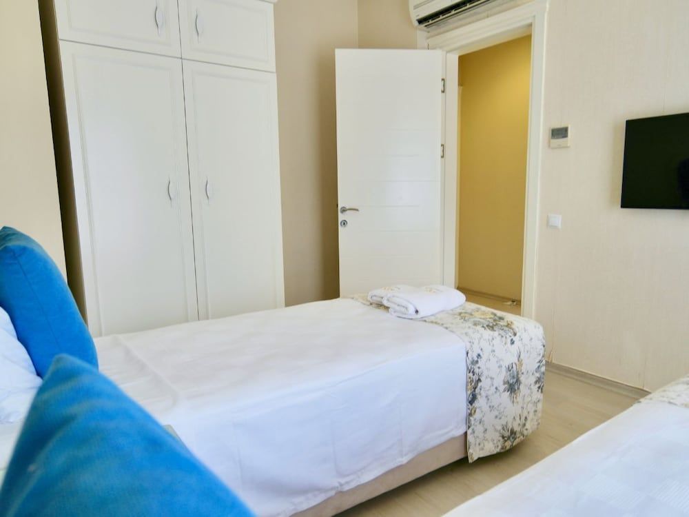 Family Suite, Queen and 2 Twin, 2 Bedroom, Garden View, Balcony