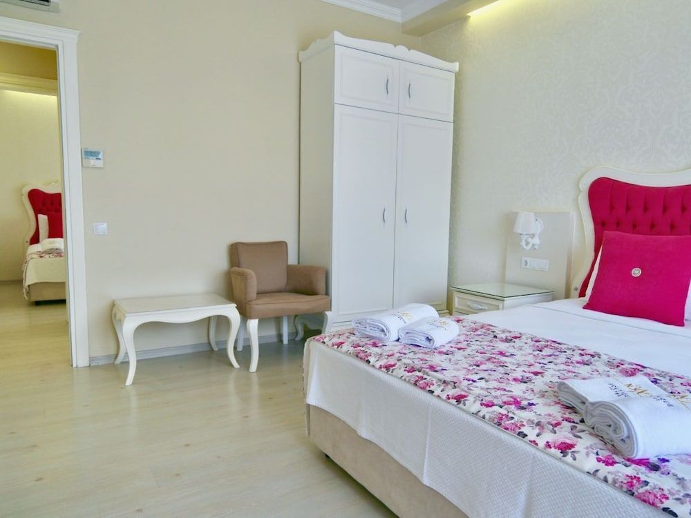 Family Suite, Queen and 2 Twin, 2 Bedroom, Garden View, Balcony