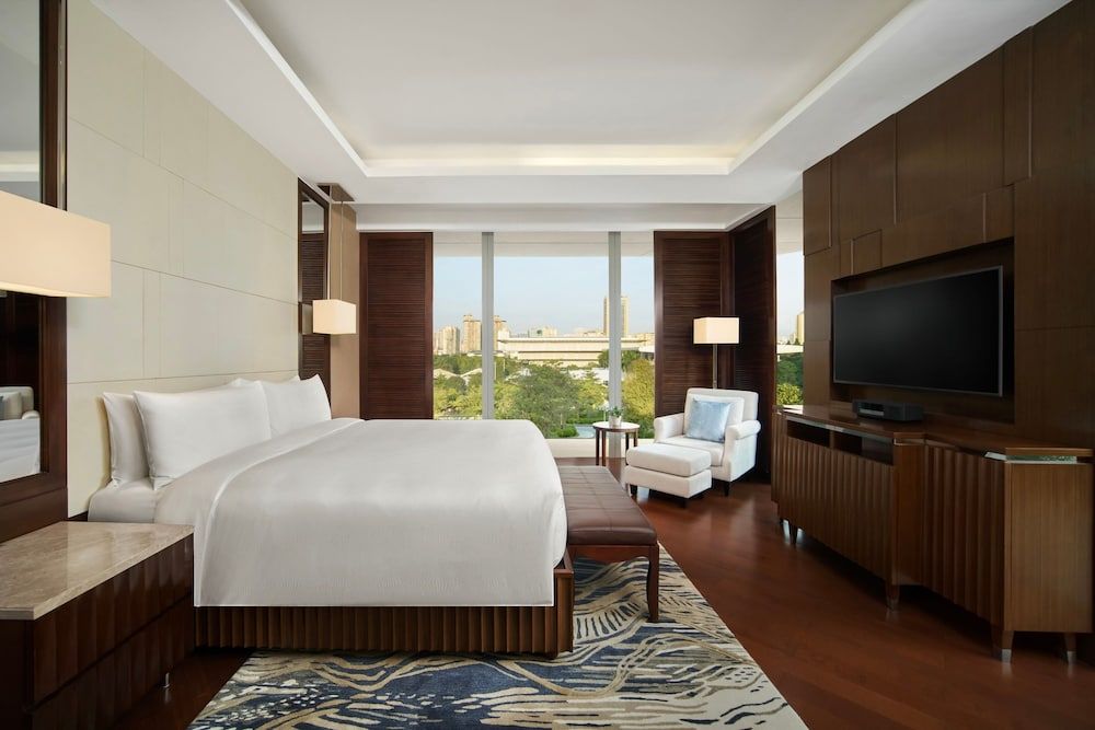 Executive Suite, 1 King Bed, Non Smoking, City View