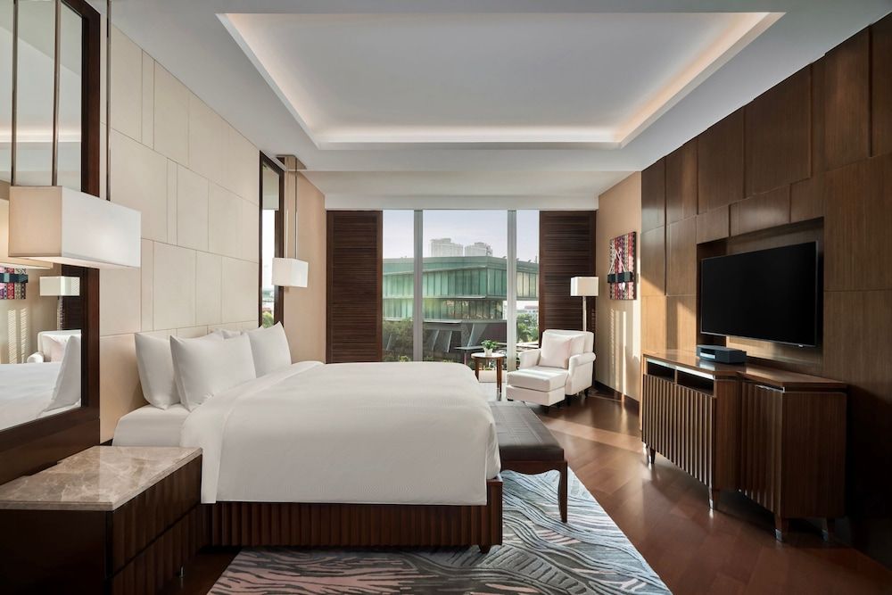Executive Suite, 1 King Bed, Non Smoking, City View