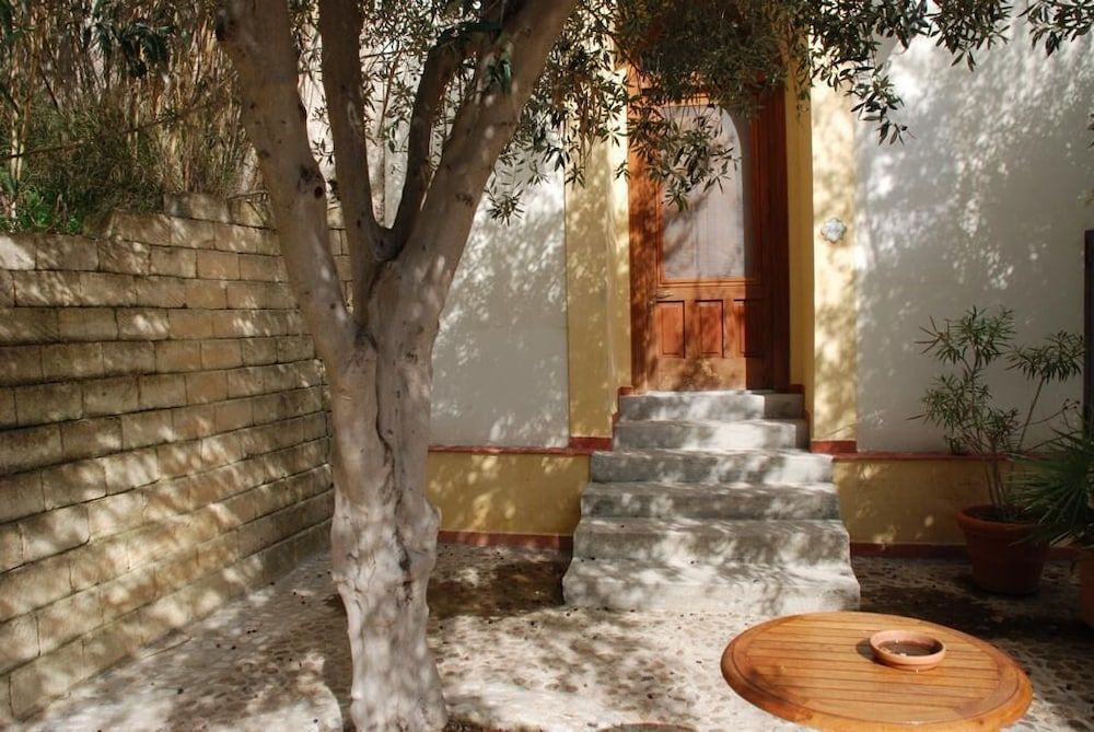 Agriturismo Villa Cefalà Standard Double Room, Ensuite, Garden View (Camera Matrimoniale Stand) 3