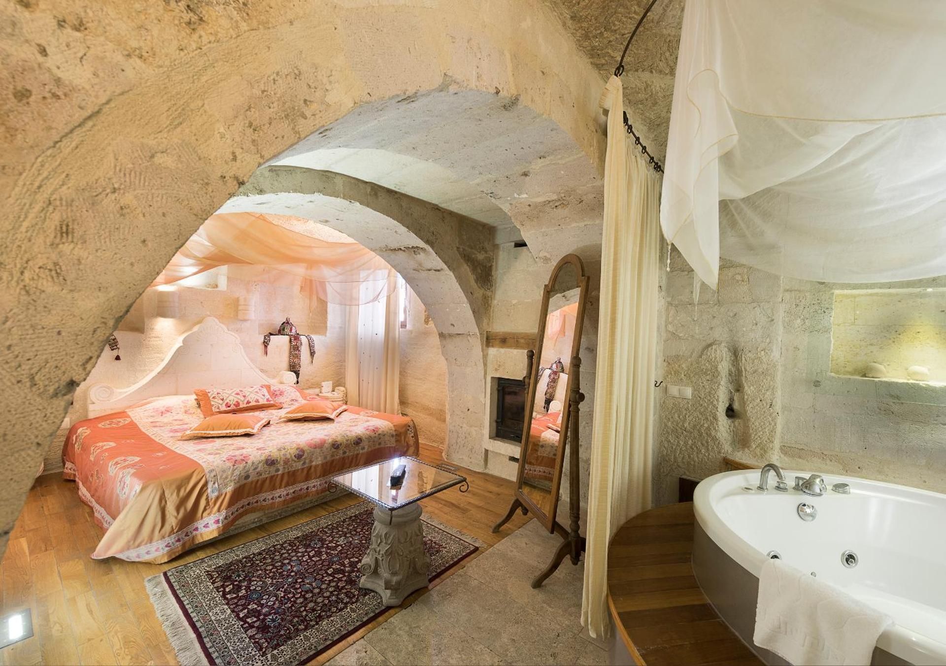Deluxe Cave Room with Jacuzzi