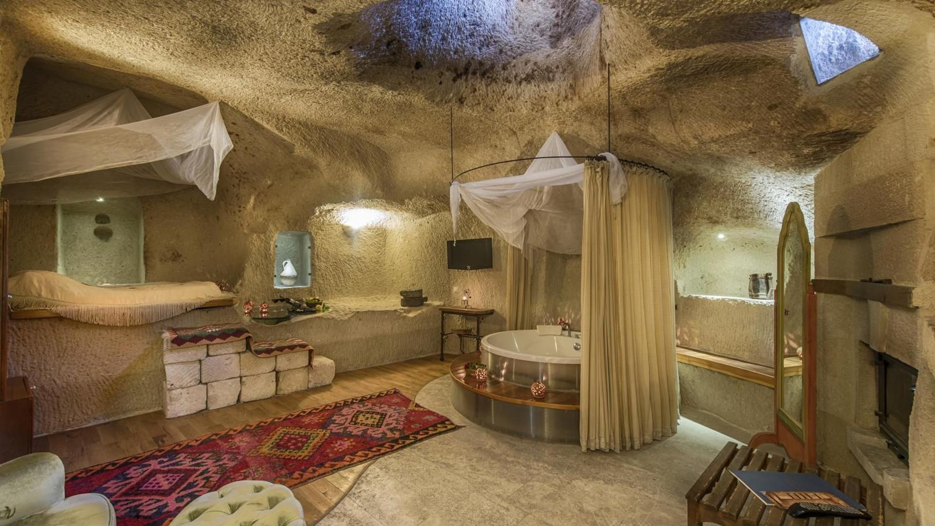 Deluxe Cave Room with Jacuzzi