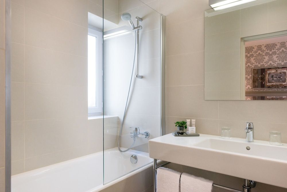 Hotel Monceau Wagram Standard Double Room 5