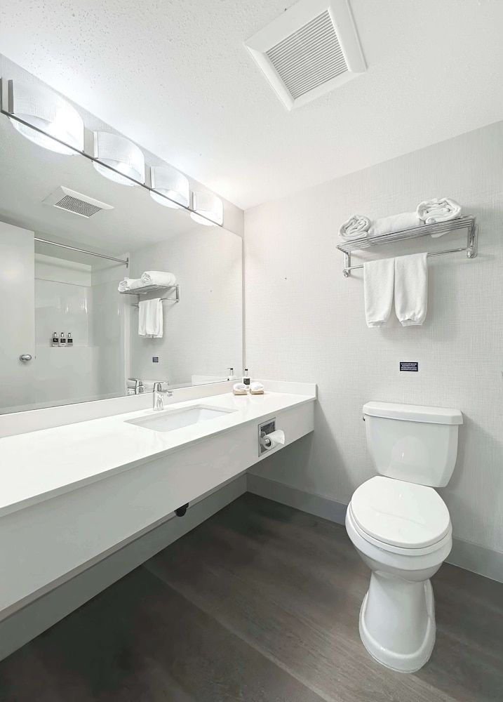 Coast Abbotsford Hotel & Suites Room, 2 Queen Beds (Coast Two Queens Pet Friendly) 6