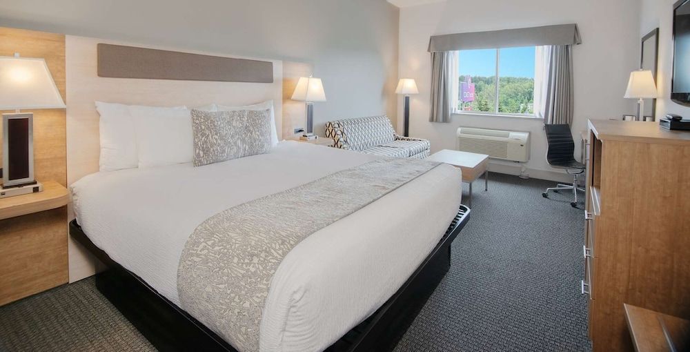 Coast Abbotsford Hotel & Suites