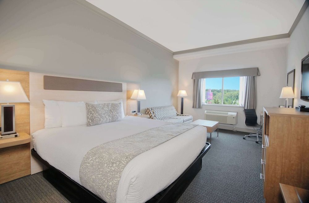 Coast Abbotsford Hotel & Suites Studio, 1 King Bed (Coast King) 2