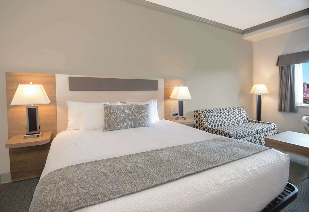 Coast Abbotsford Hotel & Suites Studio, 1 King Bed (Coast King) 3