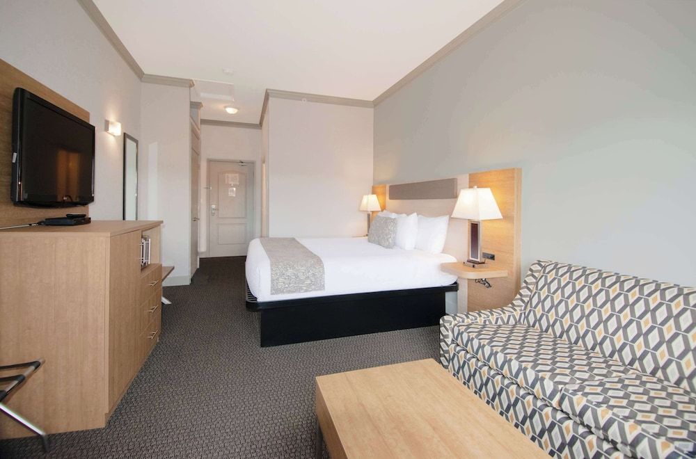 Coast Abbotsford Hotel & Suites Studio, 1 King Bed (Coast King) 4