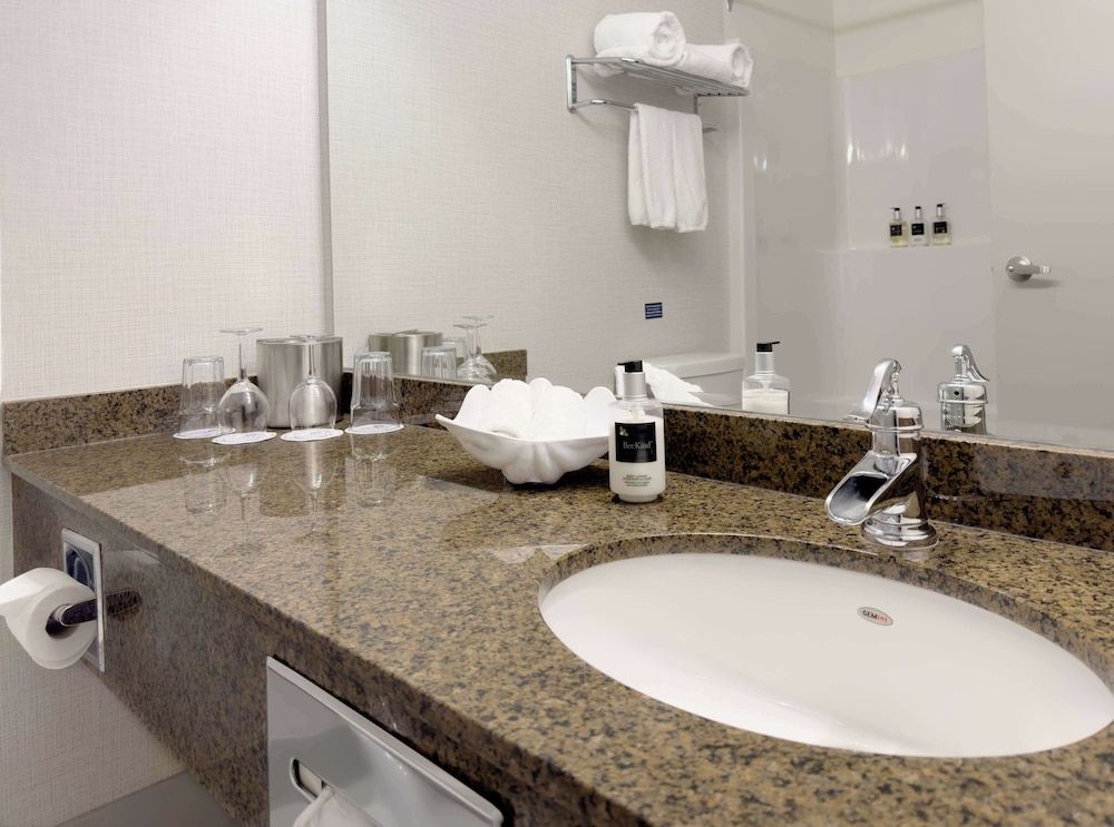 Coast Abbotsford Hotel & Suites Studio, 1 King Bed (Coast King) 6