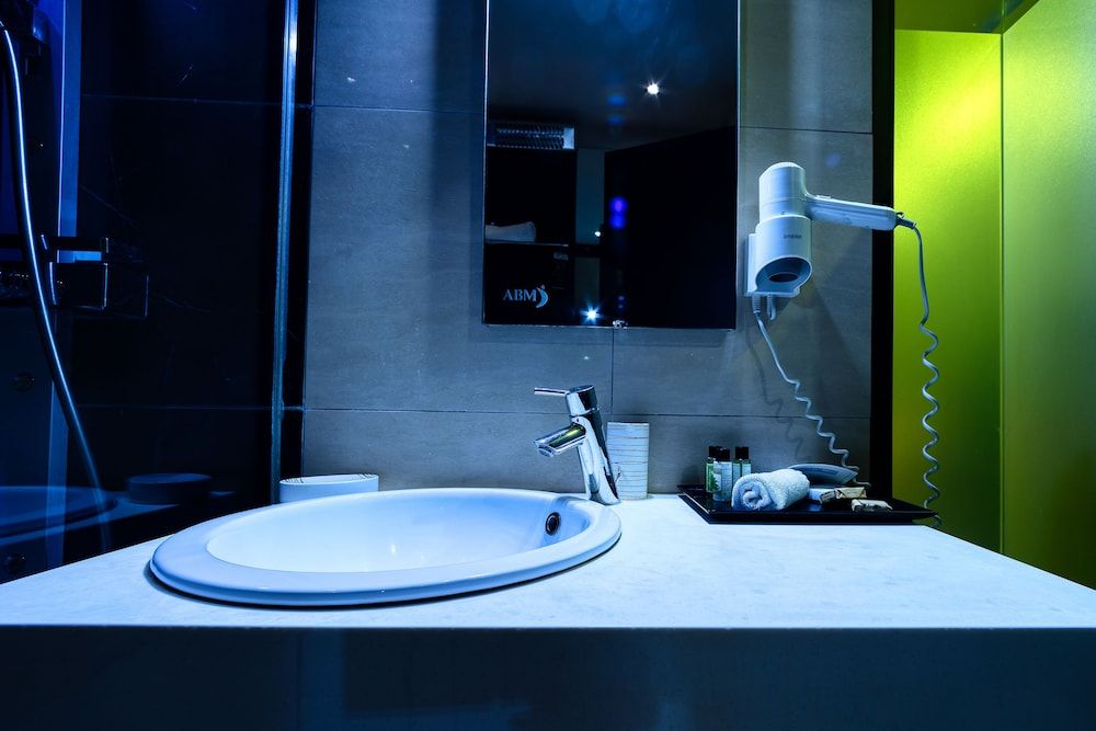 Gallery Art Hotel Standard Triple Room 9