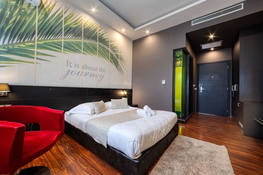 Gallery Art Hotel Standard Room 8