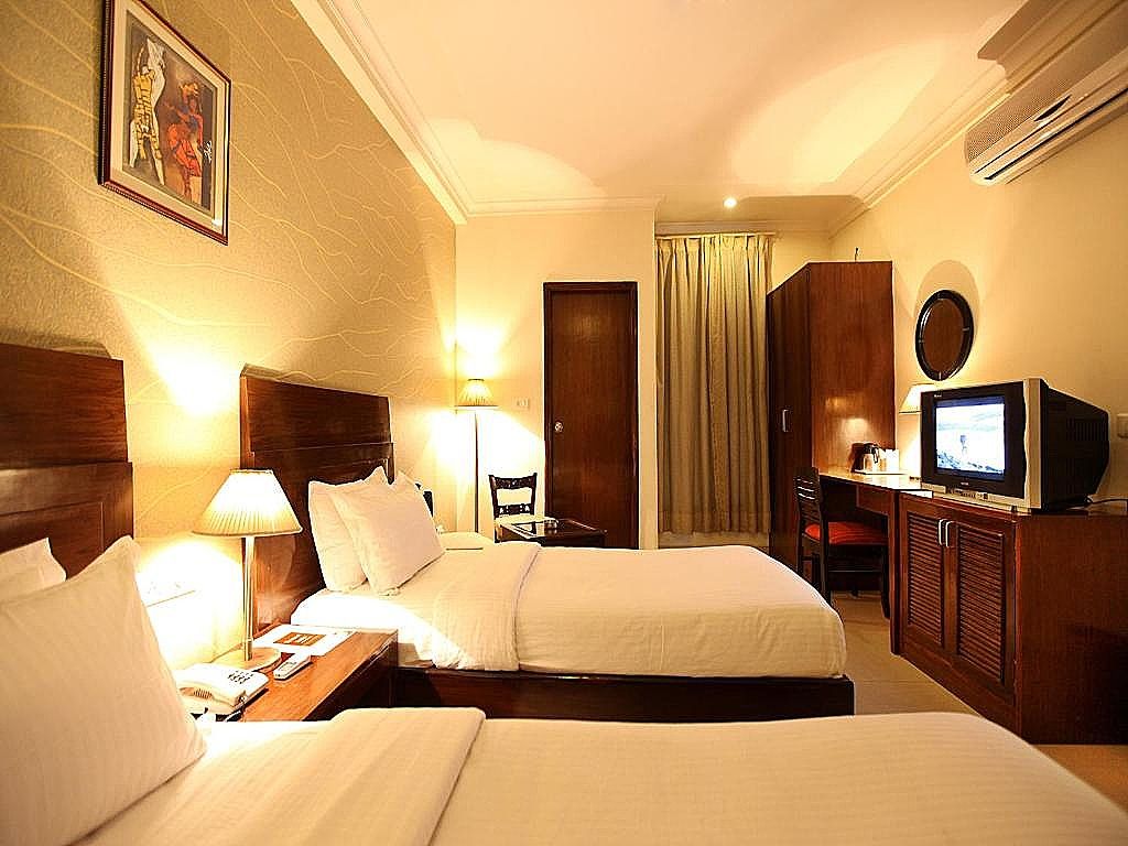 Hotel Waves Delhi Airport Deluxe Room 8