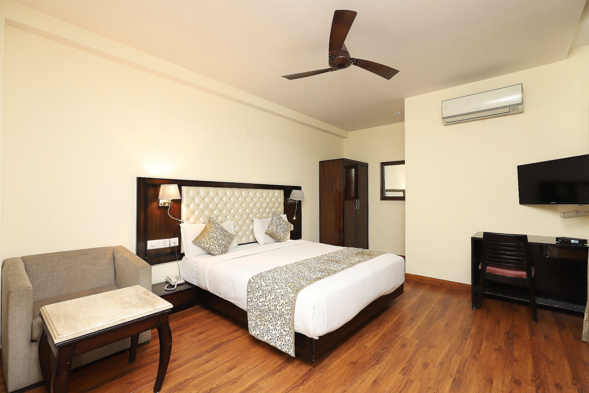 Hotel Waves Delhi Airport Deluxe Room 2