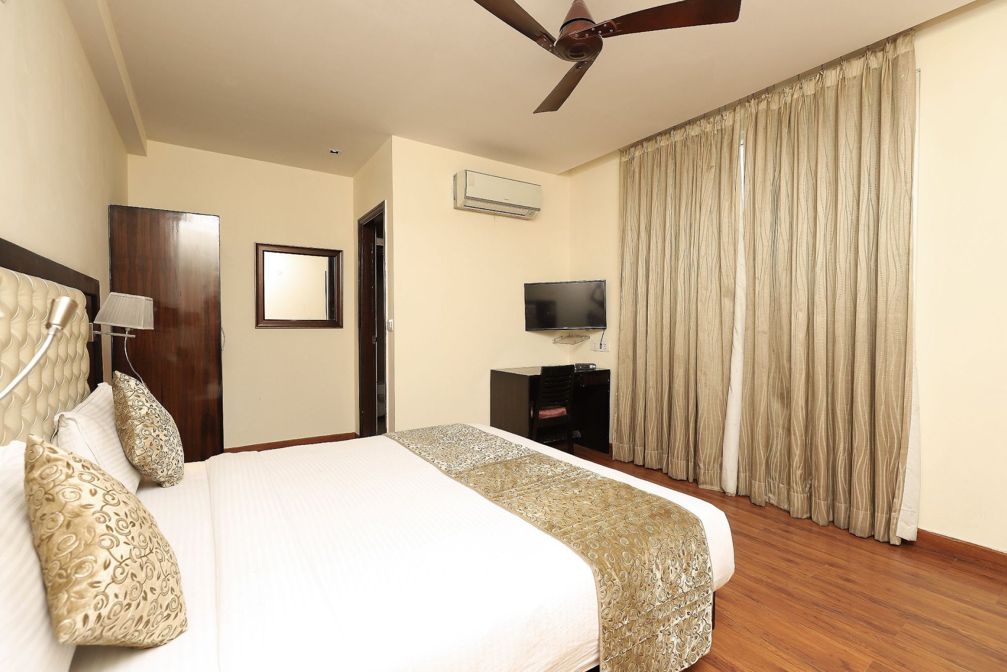 Hotel Waves Delhi Airport Deluxe Room 7