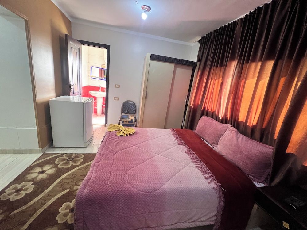 Isis Hostel 2 Deluxe Double or Twin Room 8