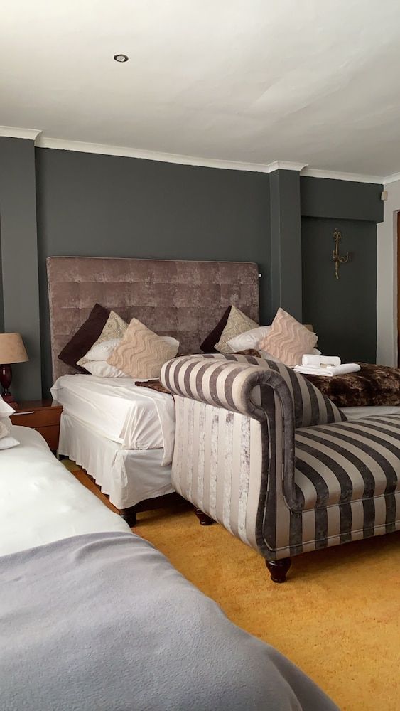 Marion Lodge Family Room 2