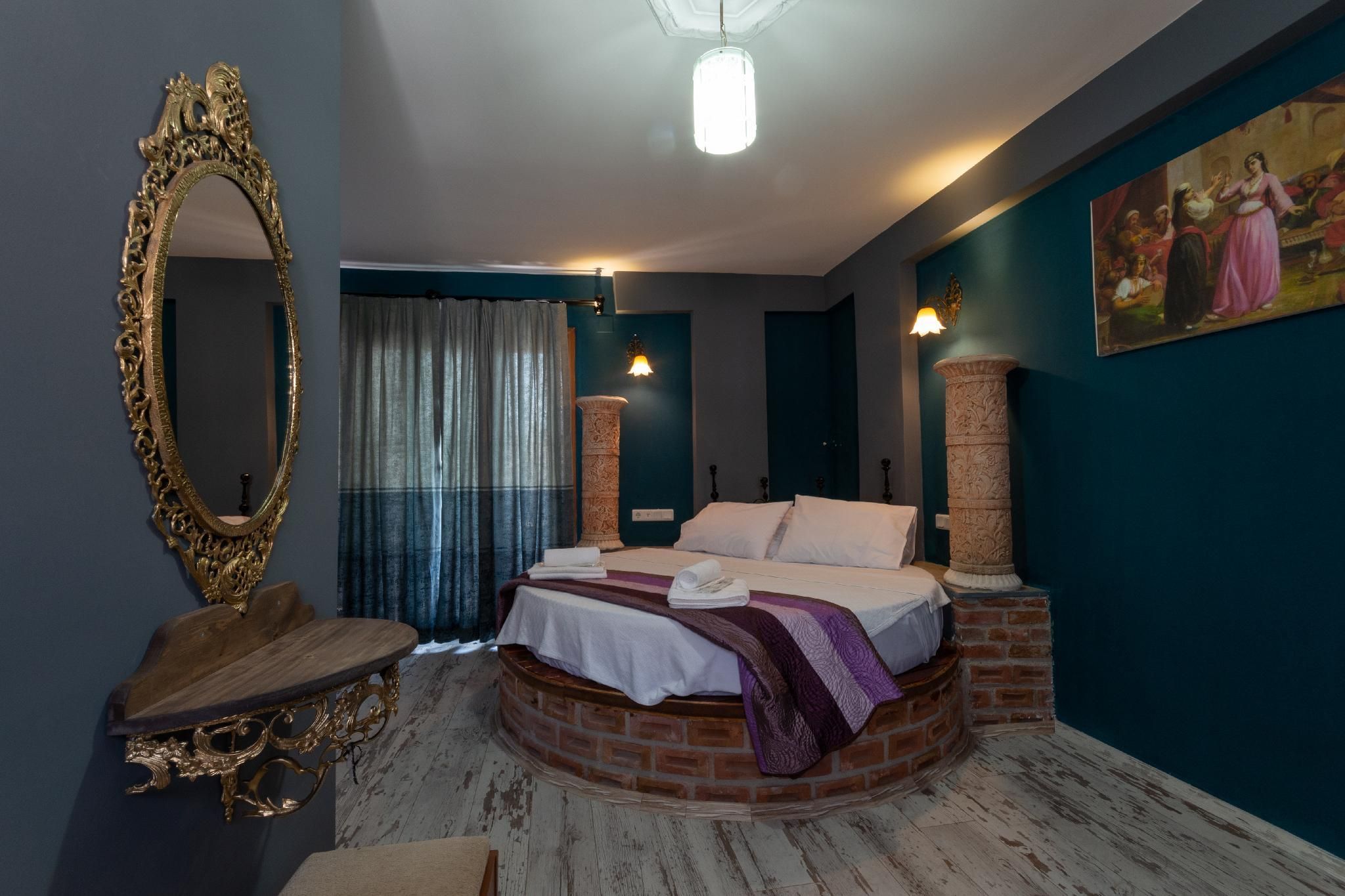 Deluxe Room with Round Bed