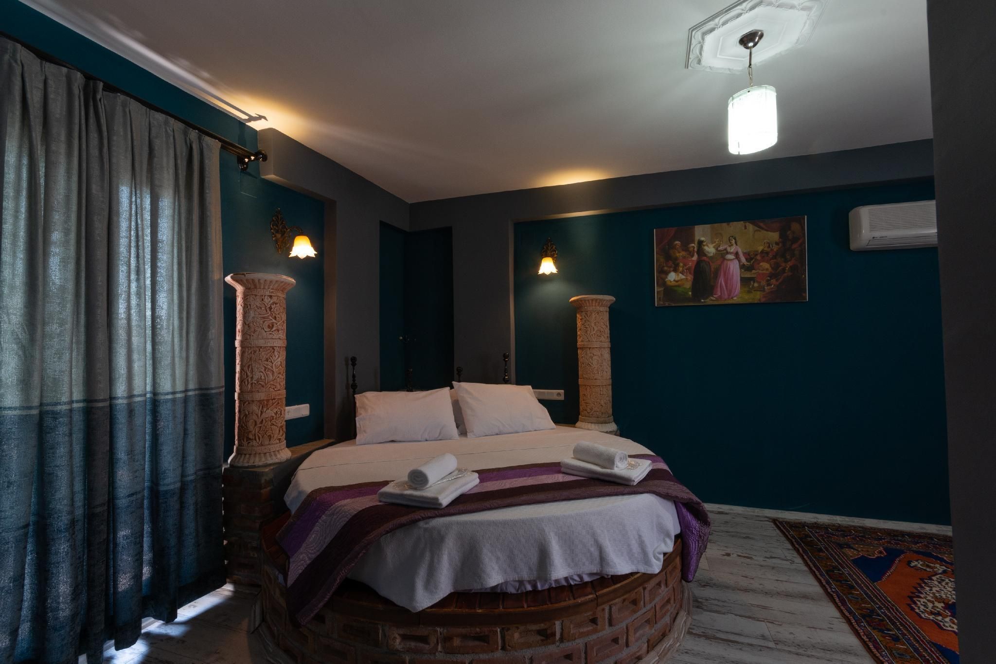 Deluxe Room with Round Bed