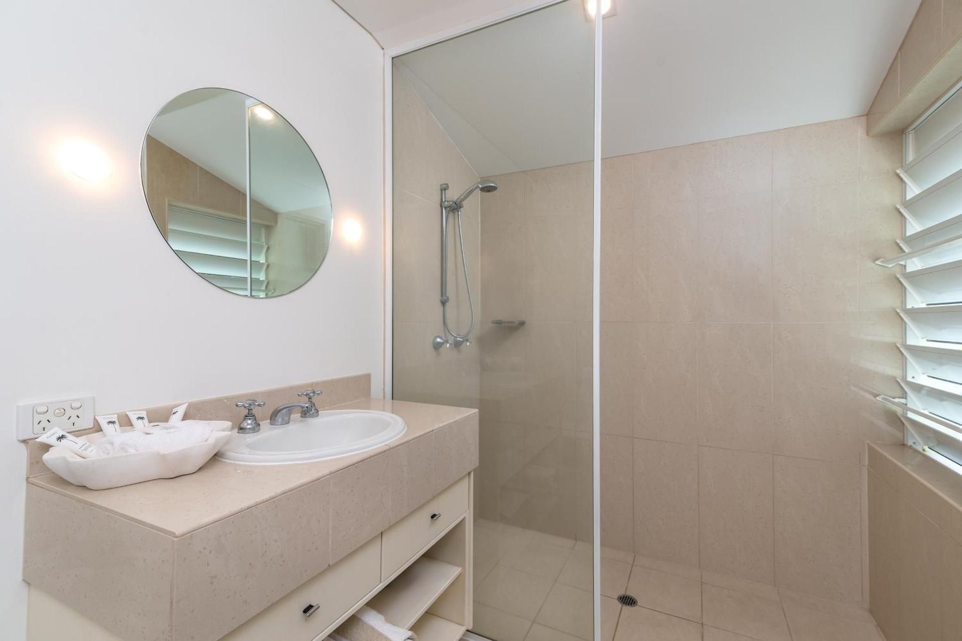 Two-Bedroom Apartment with 2 Bathrooms and Pool View