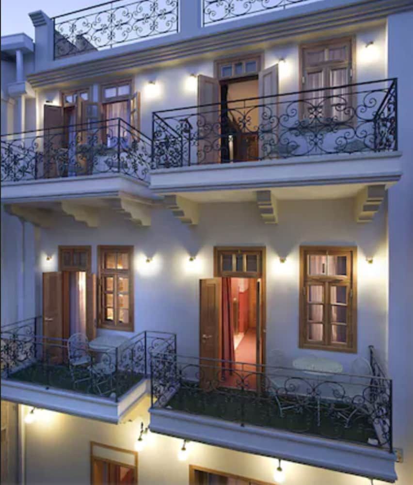 undefined The Elliot - Adults only 4