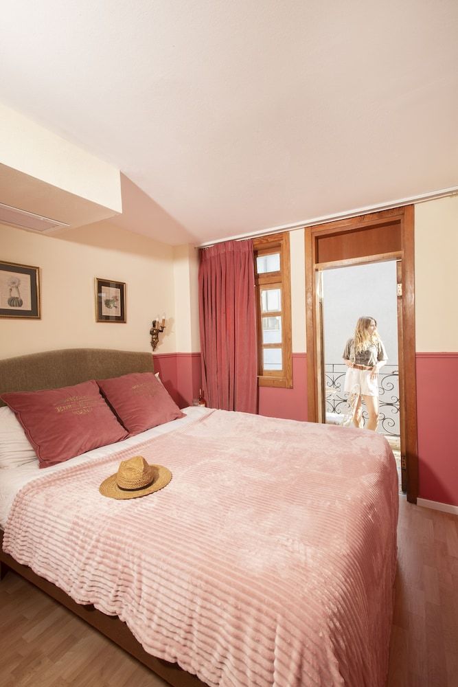 undefined The Elliot - Adults only 2