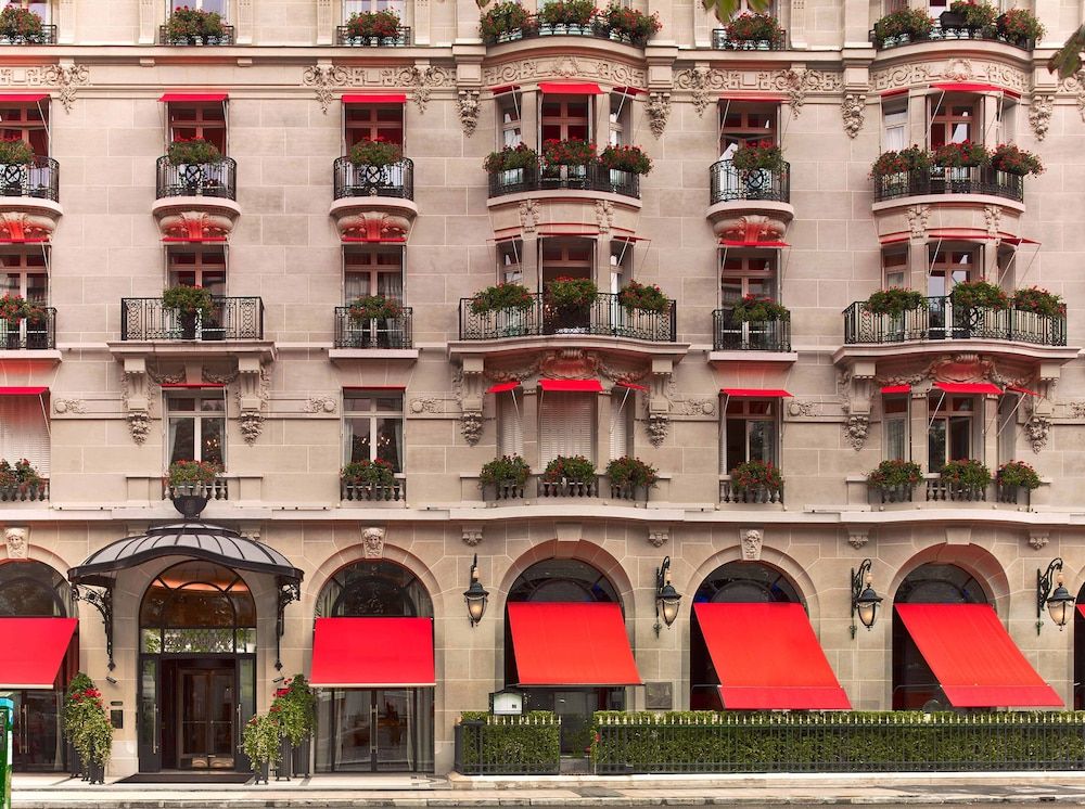 undefined Hôtel Plaza Athénée - Dorchester Collection 2