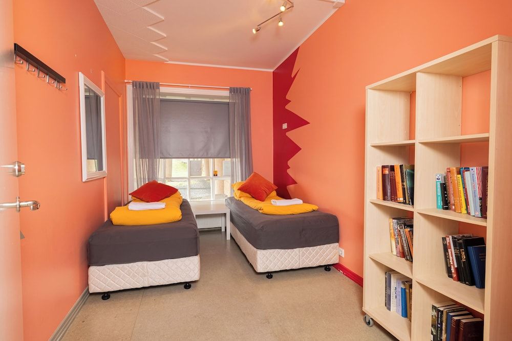 Hostel B47 Twin Room with Shared Bathroom and Free Parking 2