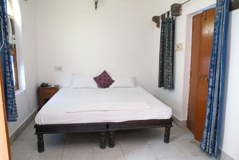 Yogi Guest House Deluxe Room 2