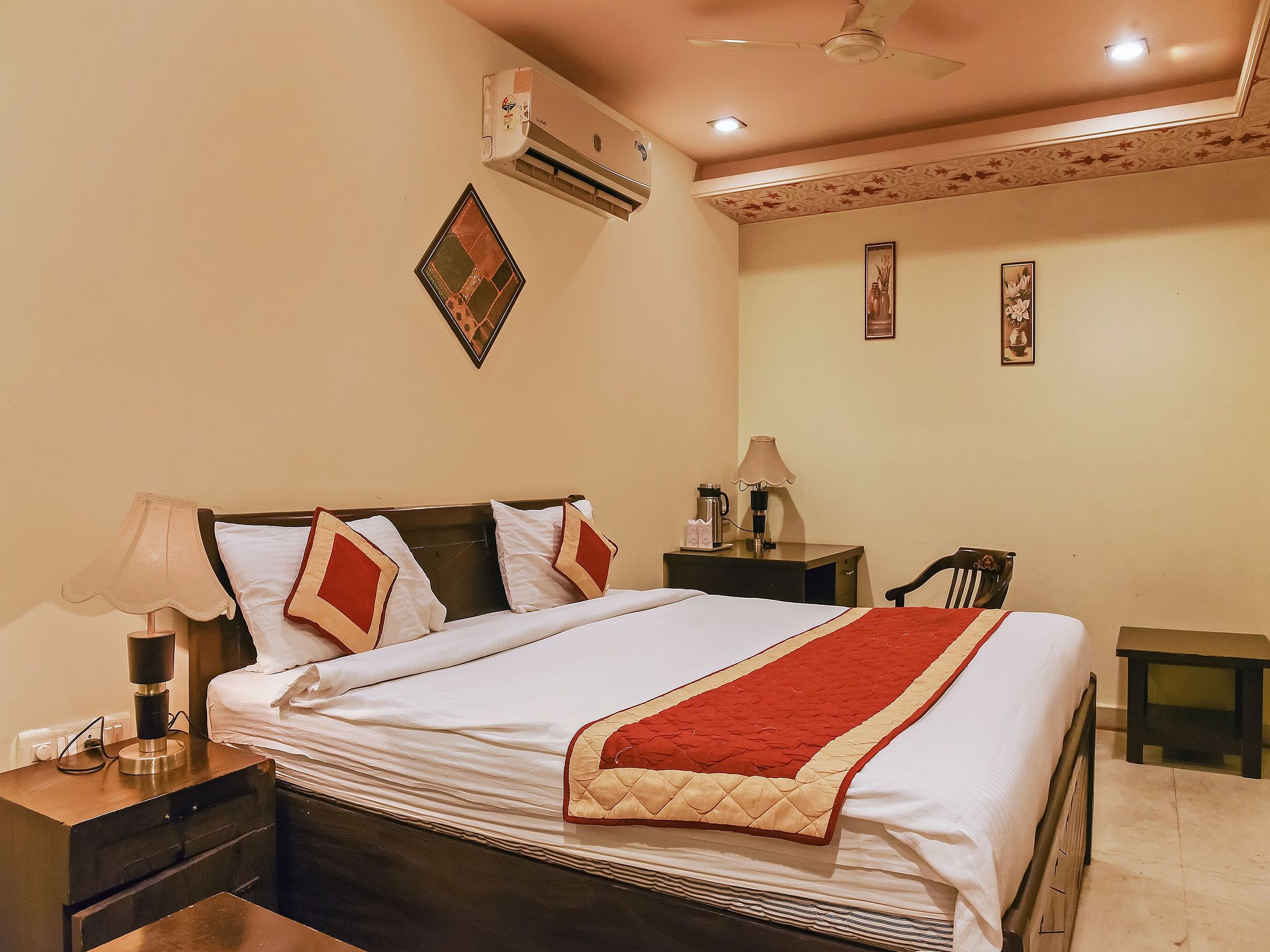 Hotel Shalimar Royal Deluxe Room 17