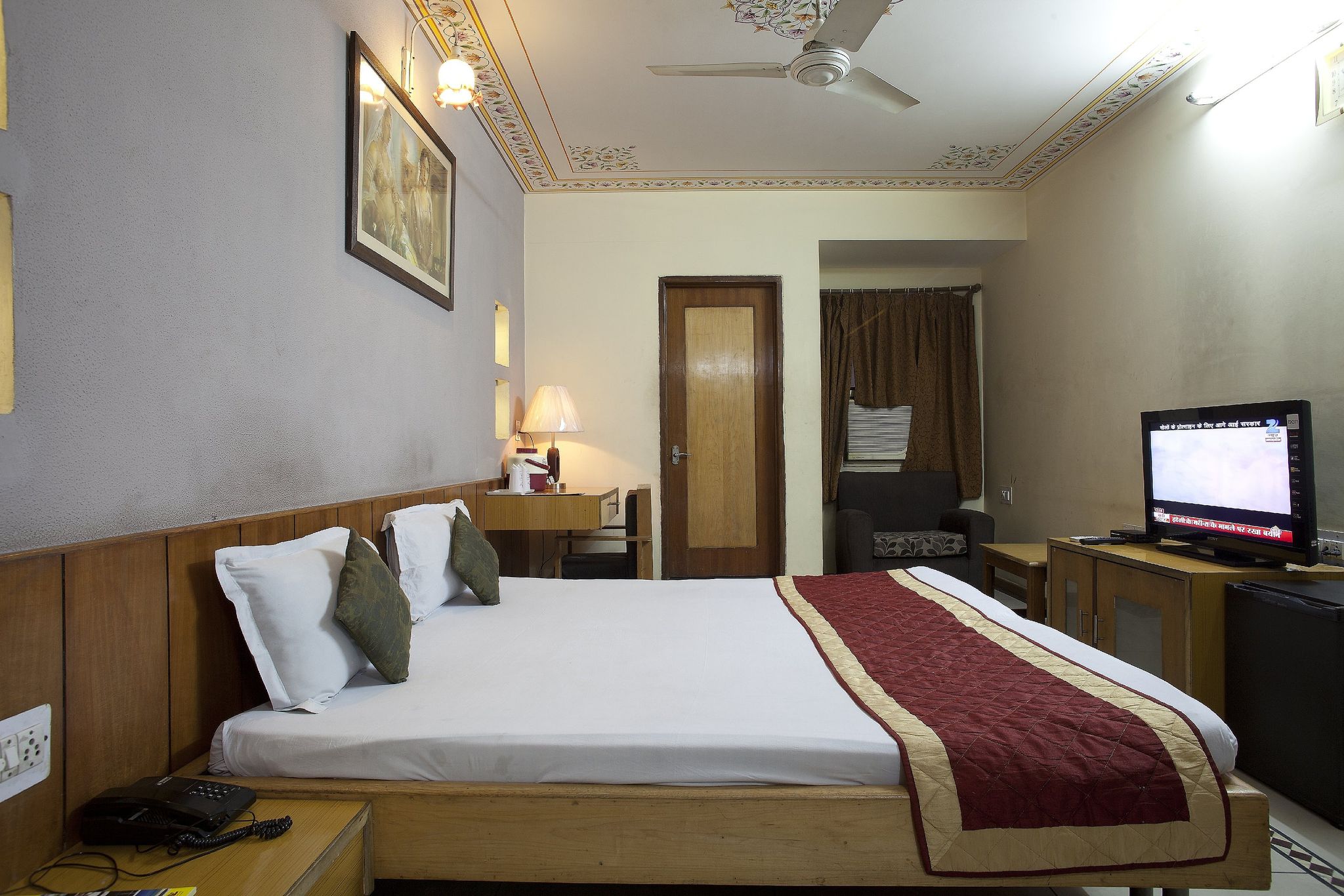 Hotel Shalimar Royal Deluxe Room 3