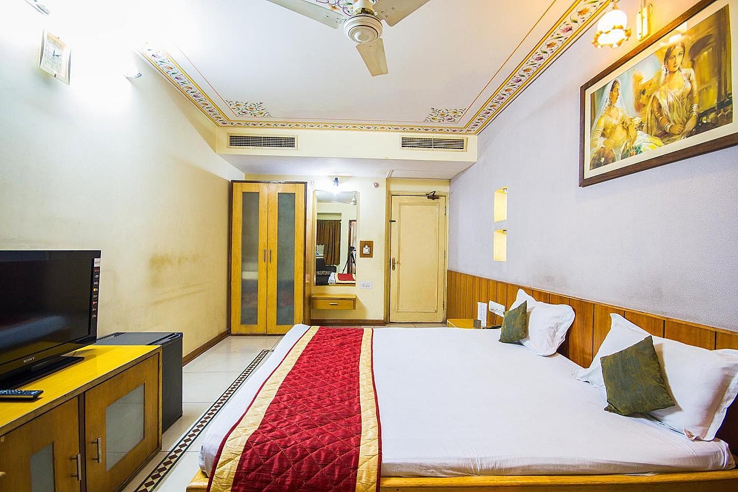 Hotel Shalimar Royal Deluxe Room 12
