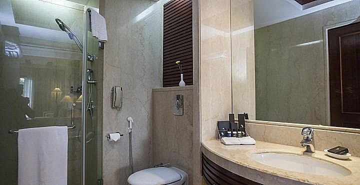 Deluxe King Room Pool View with Balcony