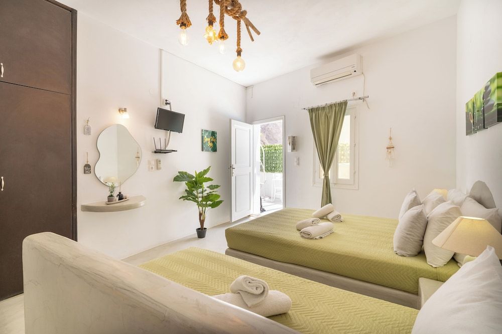 Loukas & Emma Eco Houses Studio, Hot Tub 6