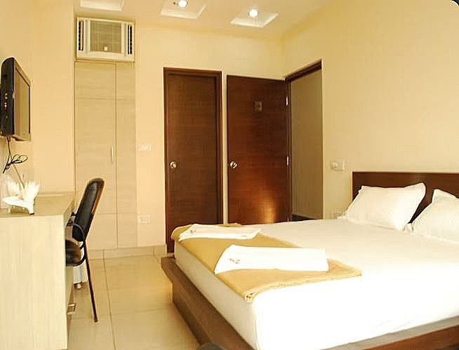 The Suryaa New Delhi Deluxe Room King or Twin 8