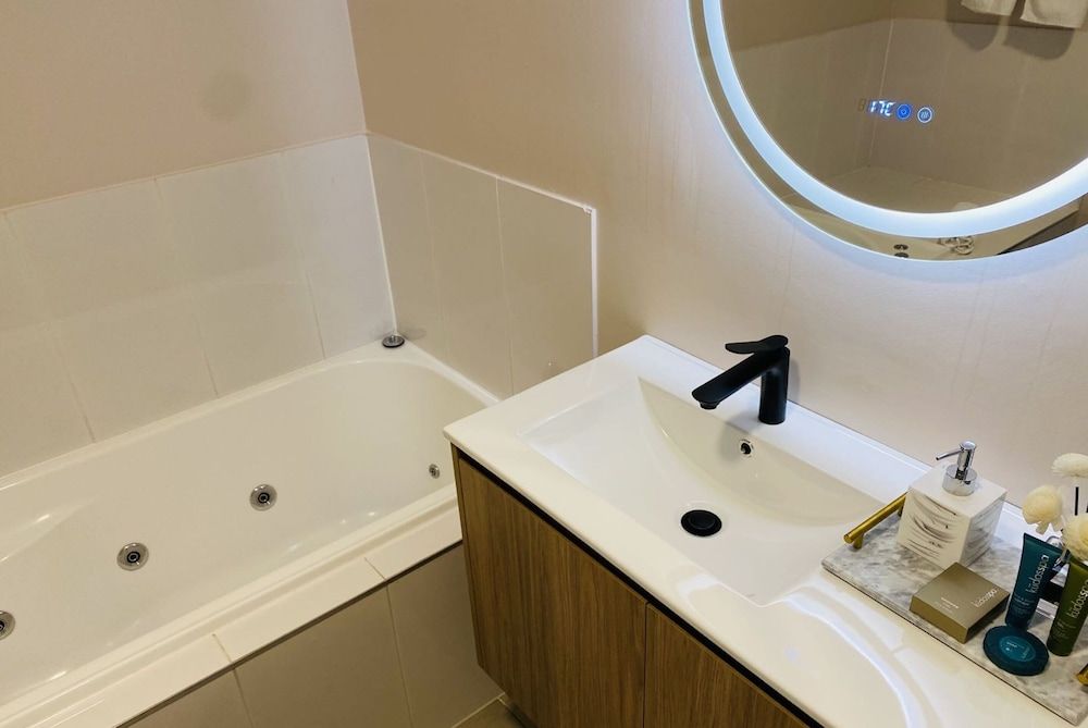 De'Vine Escape Deluxe Room with King Bed 2