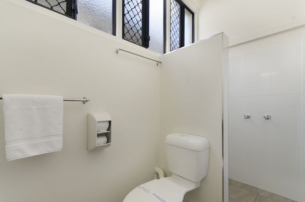 Beach House Motel Family Studio, Kitchenette 11