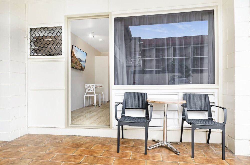 Beach House Motel Family Studio, Kitchenette 10