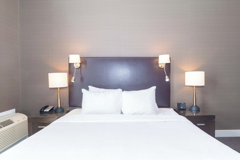 Sandman Signature Kamloops Hotel Standard Room, 1 King Bed, City View 2