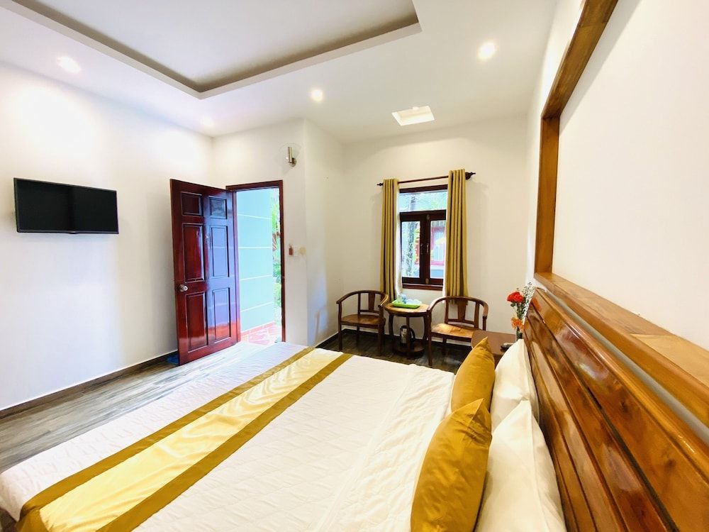 Dong Xuan Hong Hotel Standard Double Room, 1 Double Bed, Garden View, Courtyard Area 4
