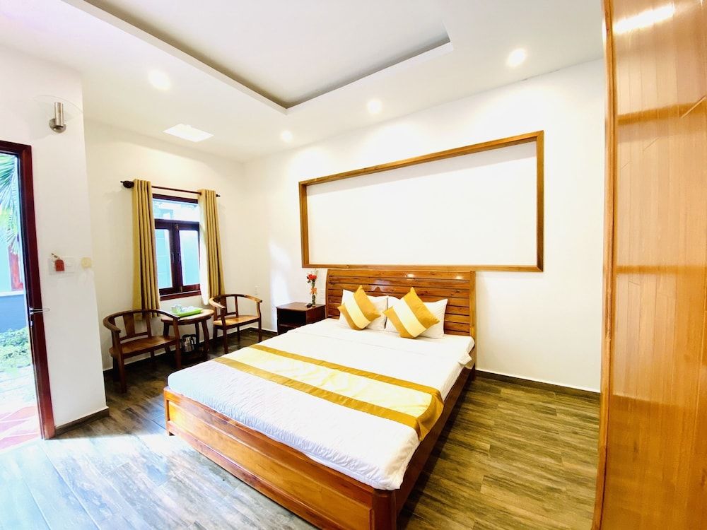 Dong Xuan Hong Hotel Standard Double Room, 1 Double Bed, Garden View, Courtyard Area 5